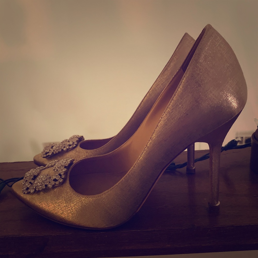 Manila Blahnik gold satin hangisi